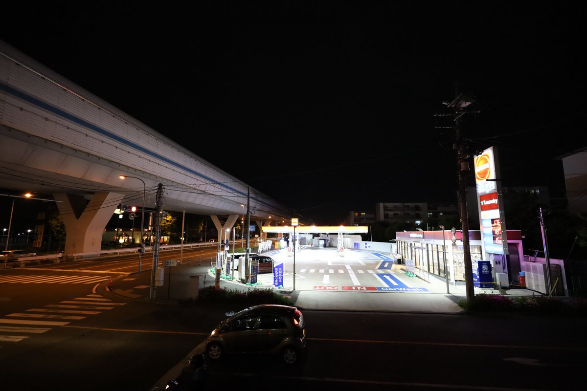 hikaku_camera's tweet photo. 【デジカメ画像比較】　深夜　いつものガソリンスタンド　「Nikon ニコン Z30　+　銘匠光学 TTArtisan 10mm f/2 C ASPH」「Canon キャノン　EOS RP　+　Canon RF16mm F2.8」　　#Z30　#EOSRP　#NIKON　#ニコン　#CANON　#キャノン　#銘匠光学　#デジカメ比較　　　https://t.co/Y5AoprCGVo https://t.co/nWeAU0yebM