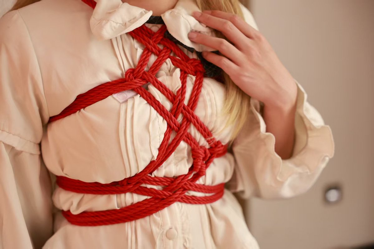 #绳艺 #捆绑 
实在想不到什么文案了，就祝大家五一快乐吧（）
缚手：<a href="/TNdli/">缘也</a>
被缚：<a href="/youzi130428/">纤纤星栀</a>
场地：<a href="/XX_Shibari/">绳迹 Studio</a>