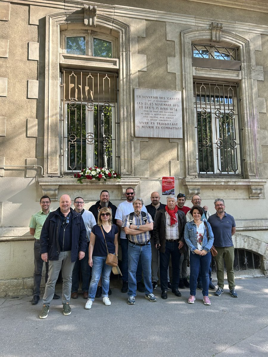1er mai 2025. Journée internationale de solidarité et de revendications. Hommage aux Canuts qui se révoltèrent hier, comme aux militants aujourd’hui en manifestation : de l’argent pour nos emplois, nos salaires et les services publics : pas pour la guerre !