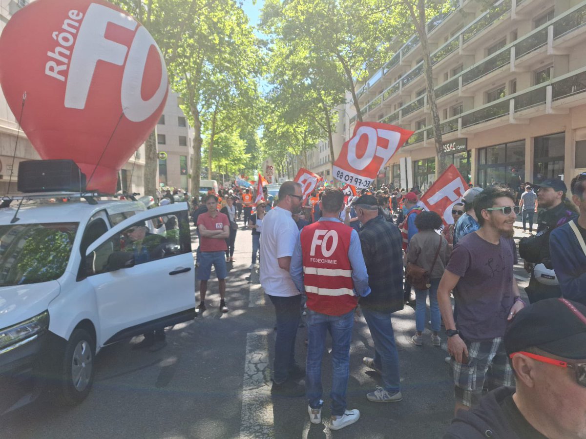 udfoRhone's tweet photo. 1er mai 2025. Journée internationale de solidarité et de revendications. Hommage aux Canuts qui se révoltèrent hier, comme aux militants aujourd’hui en manifestation : de l’argent pour nos emplois, nos salaires et les services publics : pas pour la guerre ! https://t.co/WUOKXsfxPT