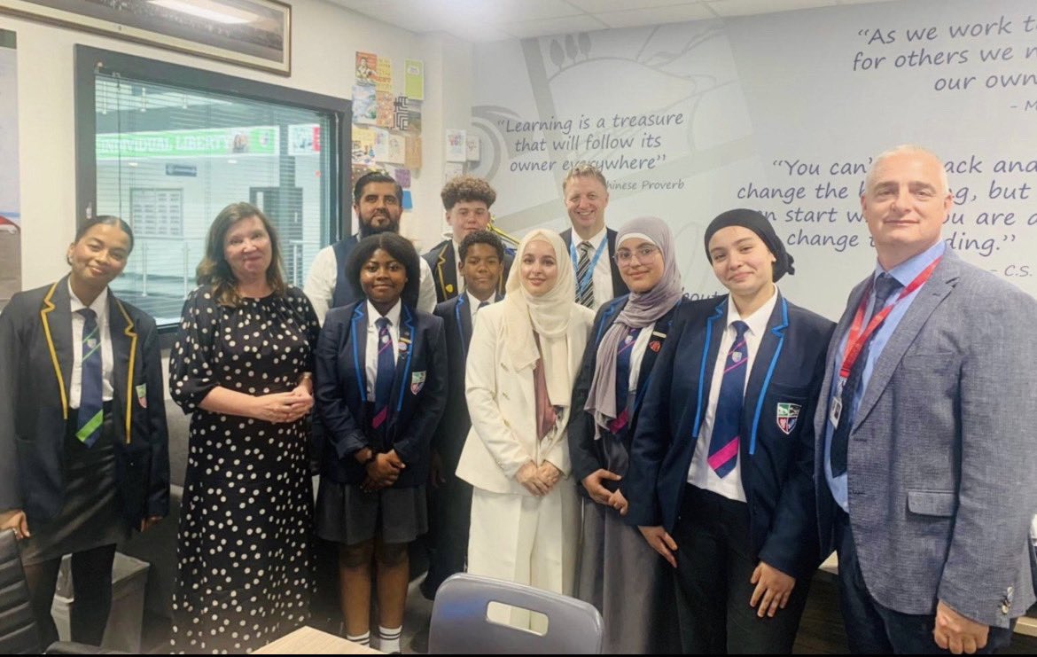 ChilternLT's tweet image. This morning, Children’s Commissioner @Rachel_deSouza visited @ChilternA to meet with students, @AJRAllModCons @unleashing_me @AsmaBaig296 @Douggie954 &amp;amp; @ChilternTSH to discuss our groundbreaking Serious Youth Violence Curriculum 🙌

Thank you Dame Rachel de Souza, for taking the…