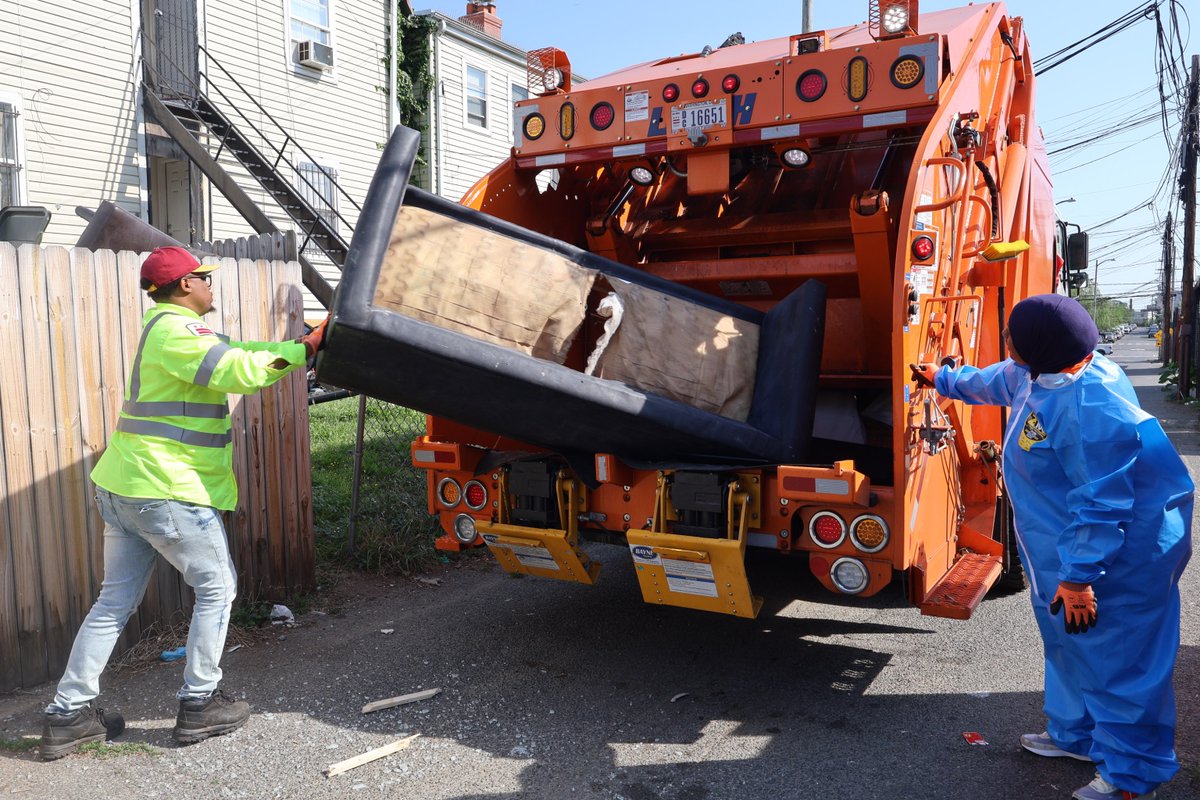 DCDPW's tweet photo. Today we blitzed neighborhoods across DC, picking up bulk items and clearing alley hotspots.
Less clutter = fewer places for rodents to hide.
🧹 A clean alley is a safer alley.
#SpringCleanDC #SafeDisposalDC https://t.co/a3RD2b8JNg