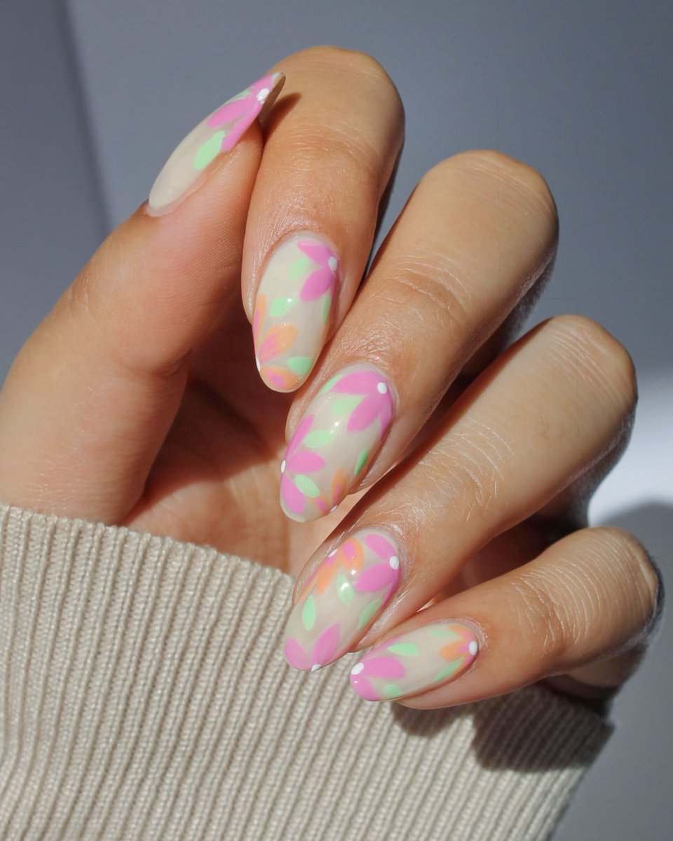 ellamila's tweet image. April showers bring May flowers 🌸

Colors used: Tutu Cute, French Kiss, Macaruin My Diet, Earth’s Finest

@aanchysnails

#ellamila #springnails #flowernails