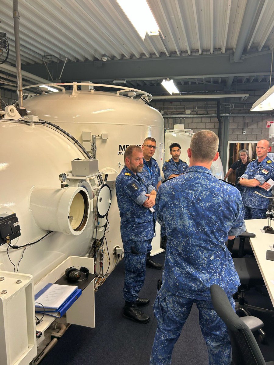 René Tas (@admiraaltas) on Twitter photo Vandaag op werkbezoek geweest bij de Defensie Duikgroep en Defensie Duikschool. Goed om van dichtbij te zien hoe onze duikteams van de <a href="/kon_marine/">Koninklijke Marine</a> bijdragen aan het beschermen van o.a. onze infrastructuur op de Noordzee. Vandaag op werkbezoek geweest bij de Defensie Duikgroep en Defensie Duikschool. Goed om van dichtbij te zien hoe onze duikteams van de <a href="/kon_marine/">Koninklijke Marine</a> bijdragen aan het beschermen van o.a. onze infrastructuur op de Noordzee.