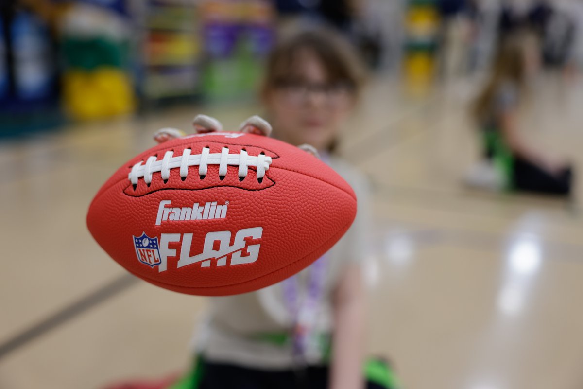 GENYOUthNow's tweet image. And PE teachers/coaches, you can get your schools moving by applying today for an #NFLFLAGInSchool kit at flag.genyouthnow.org #Play60 #EmpoweringPlay