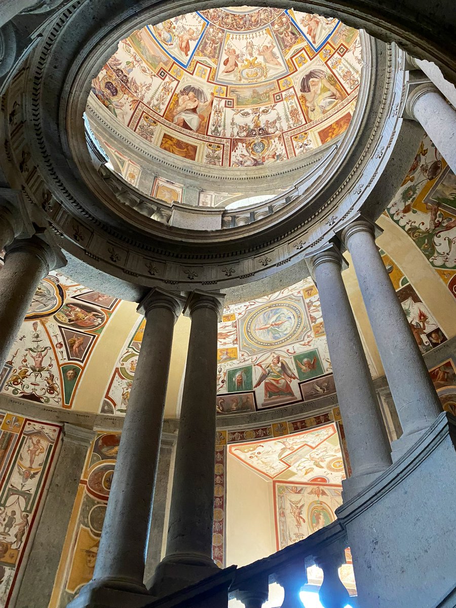 Il Palazzo Farnese o #villafarnese si trova a Caprarola in provincia di Viterbo, una vera e propria meraviglia da visitare e ammirare Buon #PrimoMaggio a tutti!