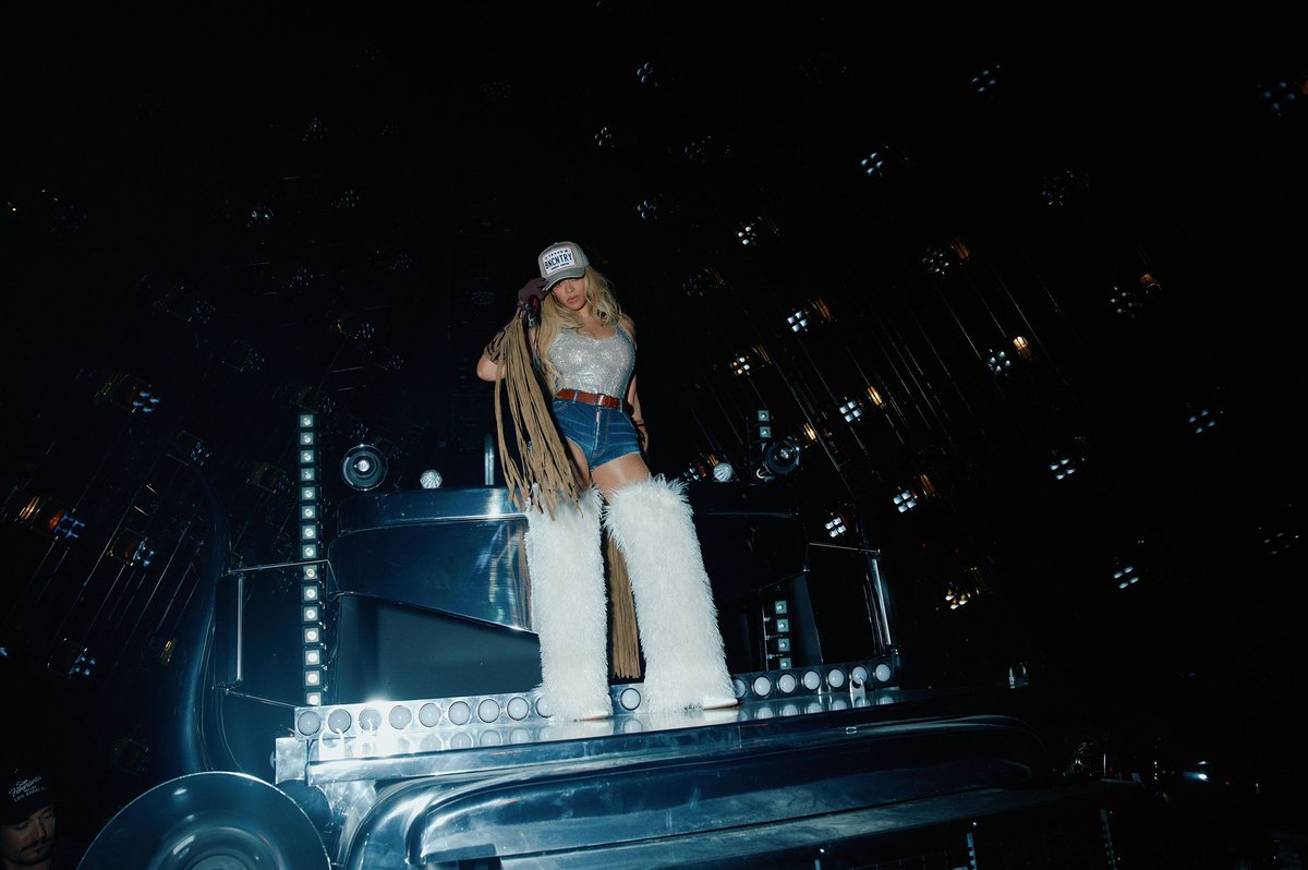 Per stage crew for Beyoncé (allegedly): “This setlist is exclusive to LA only. Each city will have their own modifications and new songs. The major change will be Houston, London and Vegas”