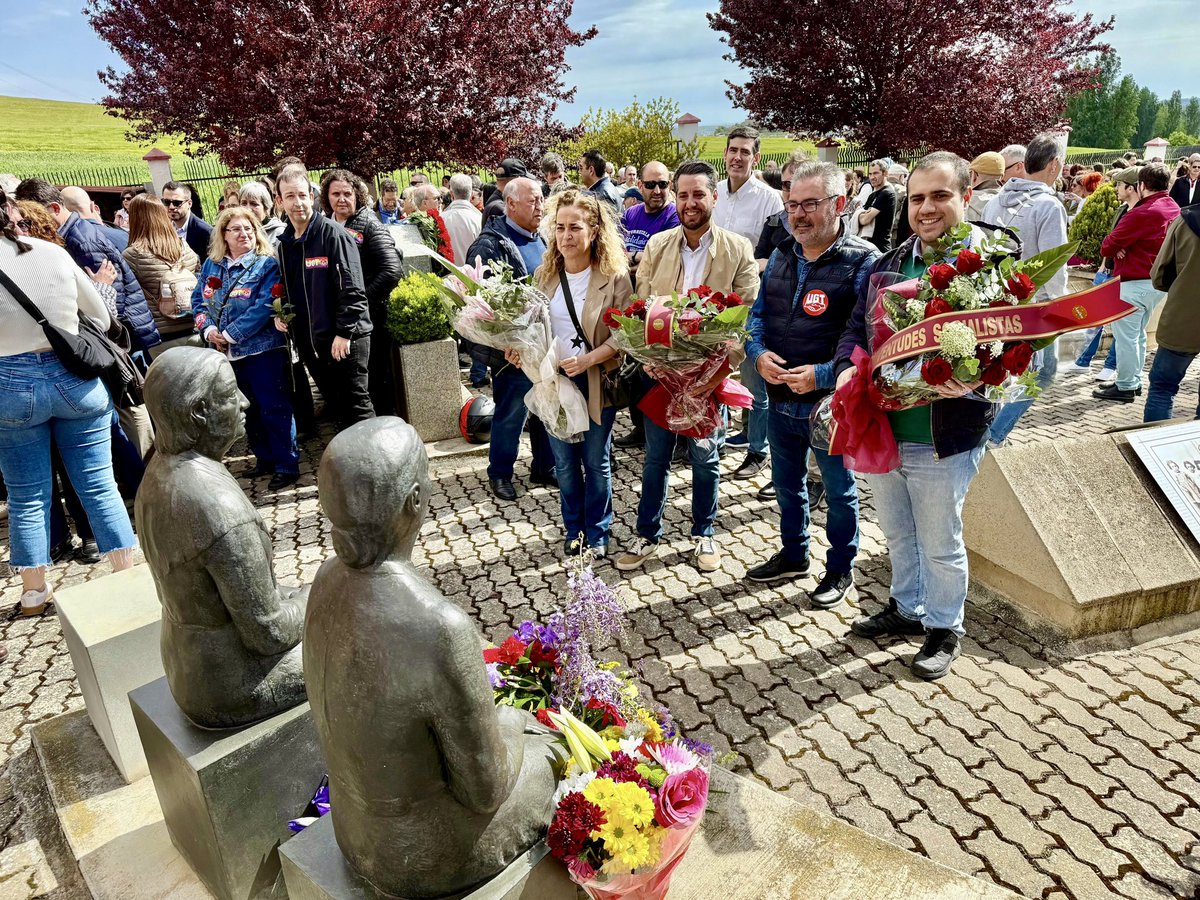 javidearnedo's tweet photo. 🌹 Un Primero de Mayo para preservar la memoria, reivindicar las conquistas sociales y laborales, y para defender la Democracia frente a quienes la cuestionan.

¡Viva el #1DeMayo!

#LuchaObreraPSOE 
#146AniversarioPSOE
#DiaInternacionalDelTrabajo https://t.co/LgoYy4fPMs