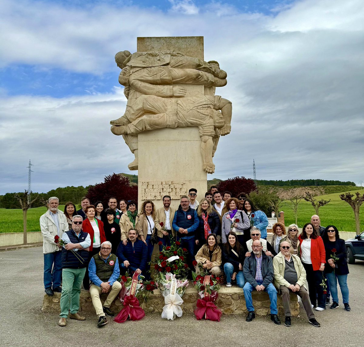 🌹 Un Primero de Mayo para preservar la memoria, reivindicar las conquistas sociales y laborales, y para defender la Democracia frente a quienes la cuestionan.

¡Viva el #1DeMayo!

#LuchaObreraPSOE 
#146AniversarioPSOE
#DiaInternacionalDelTrabajo