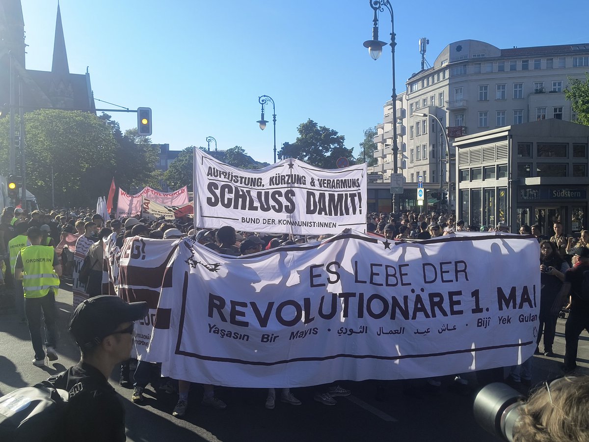 Die Revolutionäre 1. Mai-Demo hat Aufstellung genommen. Vorneweg der antimilitaristische Block vom Bund der Kommunist:innen #b0105 #Rev1MB