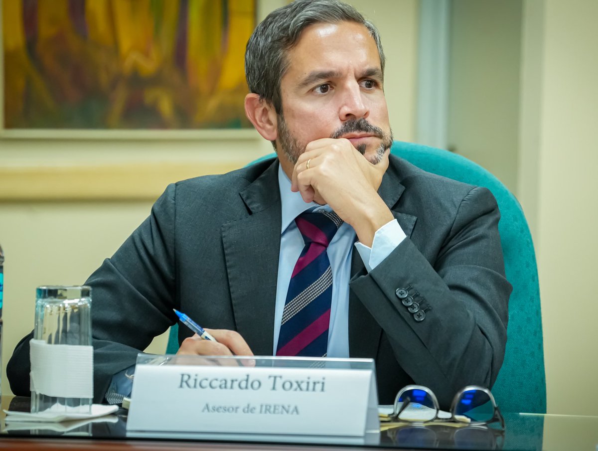 UTSV_informa's tweet photo. Hoy recibimos en nuestras oficinas a @flacamera, Director General de @IRENA, como parte de su misión oficial en El Salvador para fortalecer la cooperación.  

Explicamos cómo funciona la operación del sistema eléctrico y la administración del mercado mayorista del país. https://t.co/nxkNKPzUMj