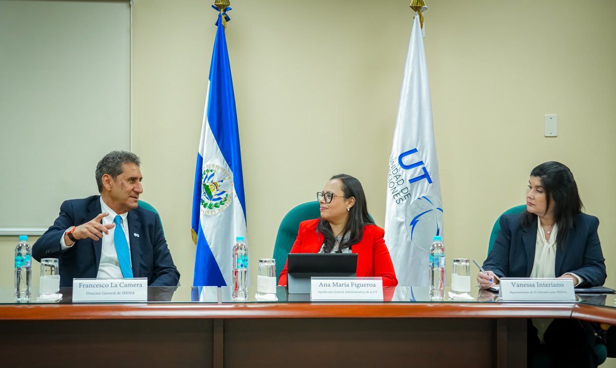 UTSV_informa's tweet photo. Hoy recibimos en nuestras oficinas a @flacamera, Director General de @IRENA, como parte de su misión oficial en El Salvador para fortalecer la cooperación.  

Explicamos cómo funciona la operación del sistema eléctrico y la administración del mercado mayorista del país. https://t.co/nxkNKPzUMj
