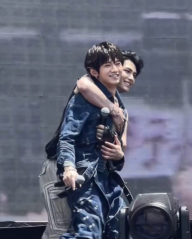 gyuljunie's tweet photo. crying myself to sleep i love them so much 😭😭😭 

cr. 糯米么 https://t.co/qpnMjsUIiZ