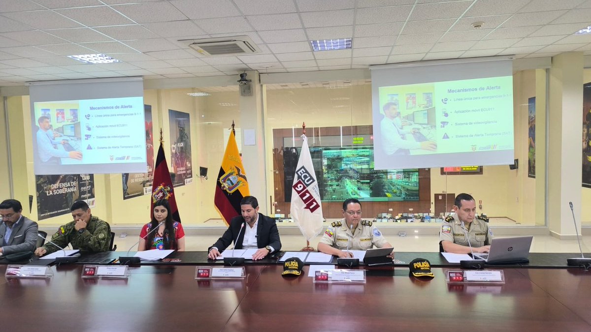 PoliciaEcuador's tweet photo. 📷 #EnVivo |
Rueda de prensa en la que se informa la presentación del Plan de Acción del feriado por el Día del Trabajo, desde la Sala de Crisis del #Ecu911, en #UIO.
Presiden, #GraDWilsonPavón, dir. #DGSCOP; Juan Carlos Paladines, dir. General del #Ecu911 y más autoridades.
🌐https://t.co/UnB32nPy1c
#PolicíaEcuador
#FeriadoConAcciónYCompromiso