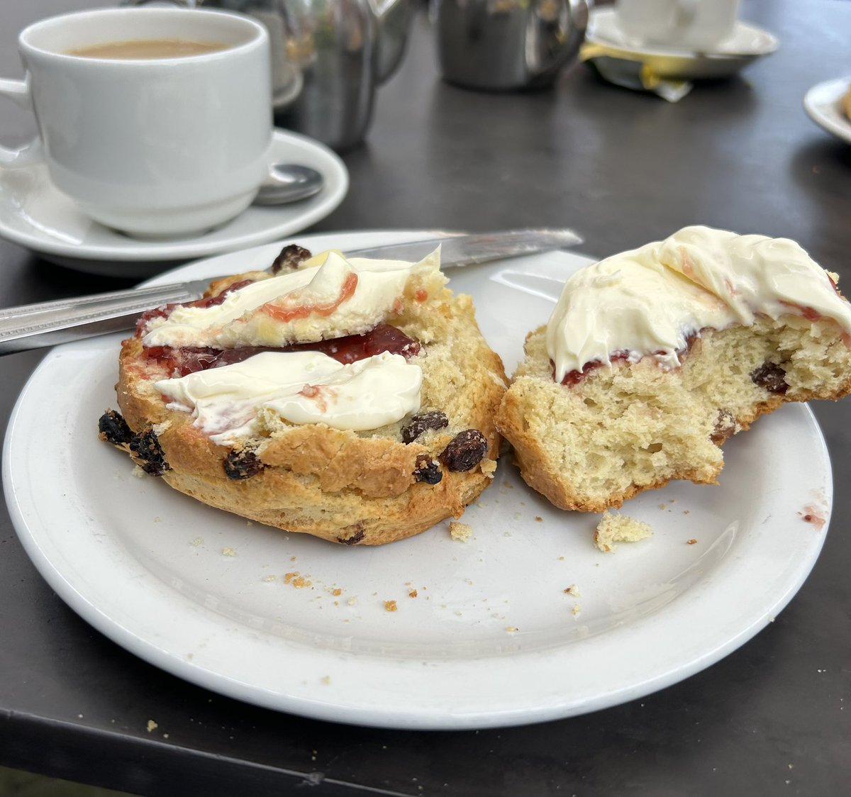 NickKeep_NKA's tweet photo. After an early start and busy morning in Epsom it was a quick dash home before heading to the garden centre to pick up some stuff ( Plants!!) oh and a cheeky cream tea.
#thursdvibes #CREAMTEAM #Decadent #JamThenCream https://t.co/jq8rRNkaMR