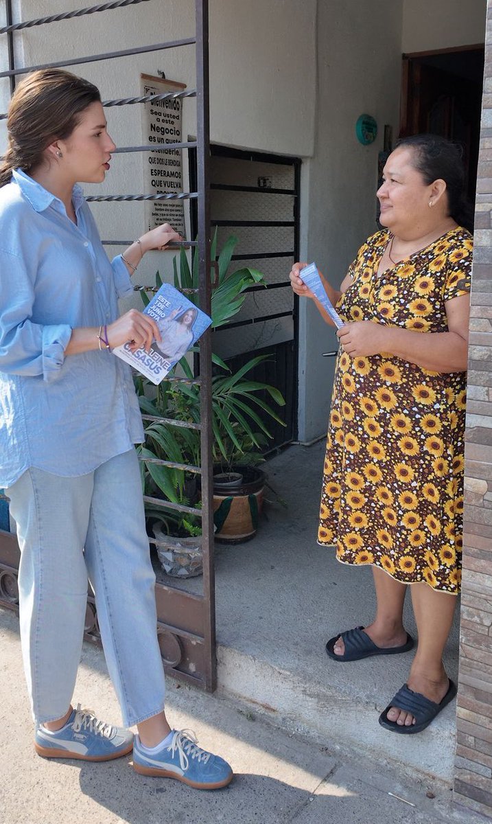 madecasasus's tweet photo. Iniciamos nuestro 3er día de campaña desde la colonia Miguel Hidalgo, visitando casa por casa a las y los vecinos para compartirles mi propuesta como candidata a Magistrada del Tribunal de Disciplina Judicial. Trabajemos por una justicia ética, imparcial y cercana. 🩵🤝 https://t.co/l9lnR1VKGv