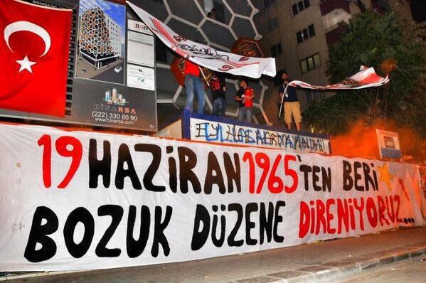 Düzen hala bozuk ama bizi de öldü sanmayın!! Pazar günü göğe siyah kırmızı bir Anka kuşu yükselecek! Görmezden gelemeyeceksiniz!

#Eskişehirspor
<a href="/TFF_Org/">TFF</a>