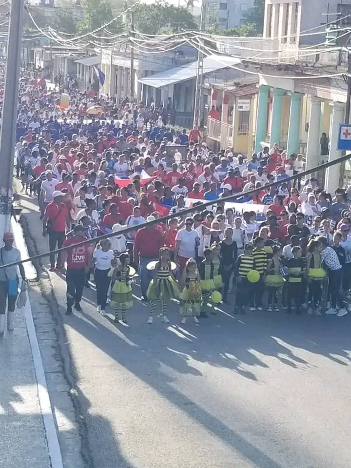 bahia4438's tweet photo. Por su ejemplo y amor a la Patria, en Bahía Honda se realizó el desfile del #1DeMayo , demostrando una vez más que se pudo, se puede y se podrá. #1DeMayoALasCalles, porque son del pueblo. #1DeMayo2025 https://t.co/P04Oqqc2OM