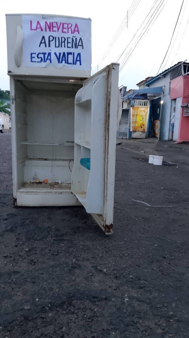 🇻🇪 | #NeverasDeHambre: Venezolanos se lanzan a publicar fotografías en las redes de sus refrigeradores vacíos, denunciando la represión del régimen de Maduro a través del hambre.