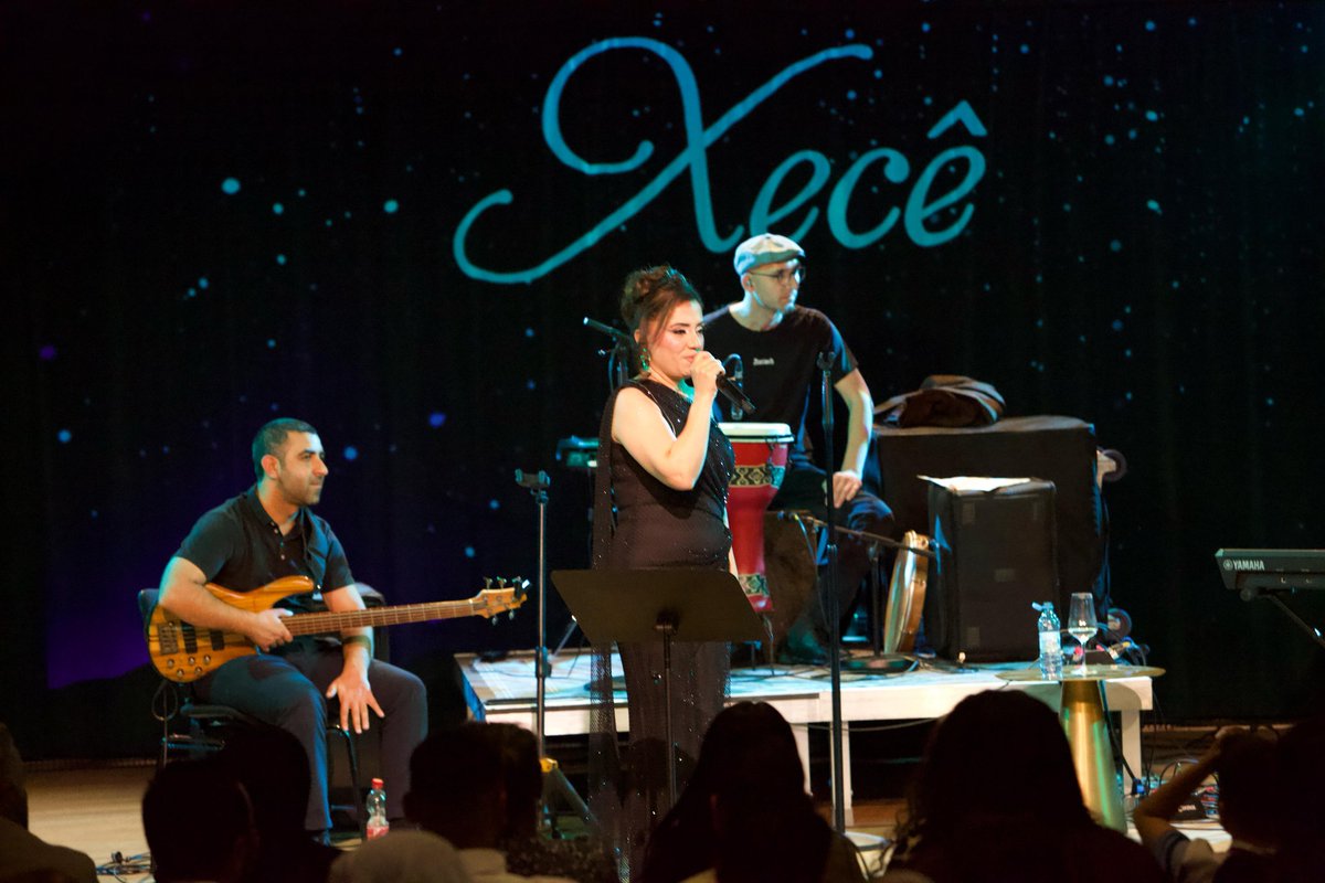 Tu çiqas delal bû Hamburg! Spas ji bo dostên dilsoz kû li Hamburg'ê em tenê nehiştin. Ez heyrana dilên we yî germ. ❤️🥰 

Ne kadar güzeldin Hamburg!  Bizi yanlız bırakmayan candan dostlara teşekkürler. Yüreğinizin sıcaklığına hayranım. ❤️🥰 
#xecê #xece