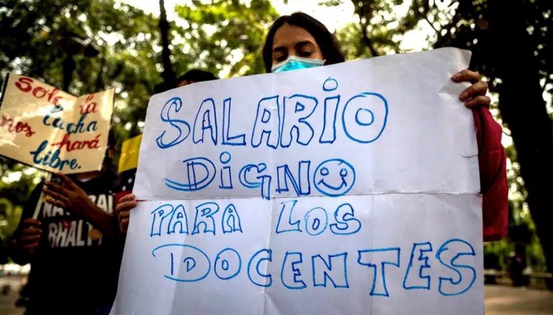 Cómo celebrar el día del trabajador en 🇻🇪 cuando en realidad hay esclavos ? Solo un esclavo trabaja por comida, sin seguridad laboral y salarios de miseria. Es una total falta de respeto a los empleados y a esas personas que lucharon por años los derechos  laborales.