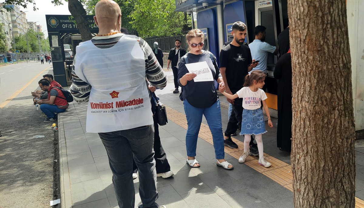 1 Mayıs mitinginin bitiminde “Bağımsız, birleşik, demokratik, sosyalist Kürdistan nasıl kurulur?” başlıklı bildirimizi dağıtmaya başladık.

Dağıtıma müdahale eden polis kısa süreli bizi gözaltına aldı.
Gözaltından çıktıktan sonra  kalan bildirilerimizin dağıtımını yaptık.