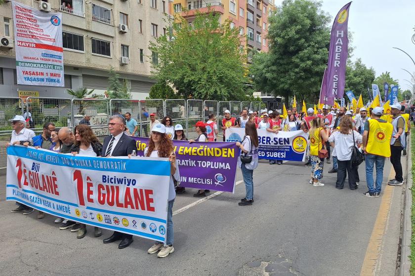 Diyarbakır'da İstasyon Meydanı'nda yapılan 1 Mayıs mitingine katıldık.

1 Mayıs büyük bir coşkuyla kutlandı. Pankartımıza yoğun ilgi oldu.

Pankartın önünde gelip fotoğraf çektirmek isteyenler, pankartın fotoğrafını çekmek isteyenler, sohbet etmek isteyenler oldu.