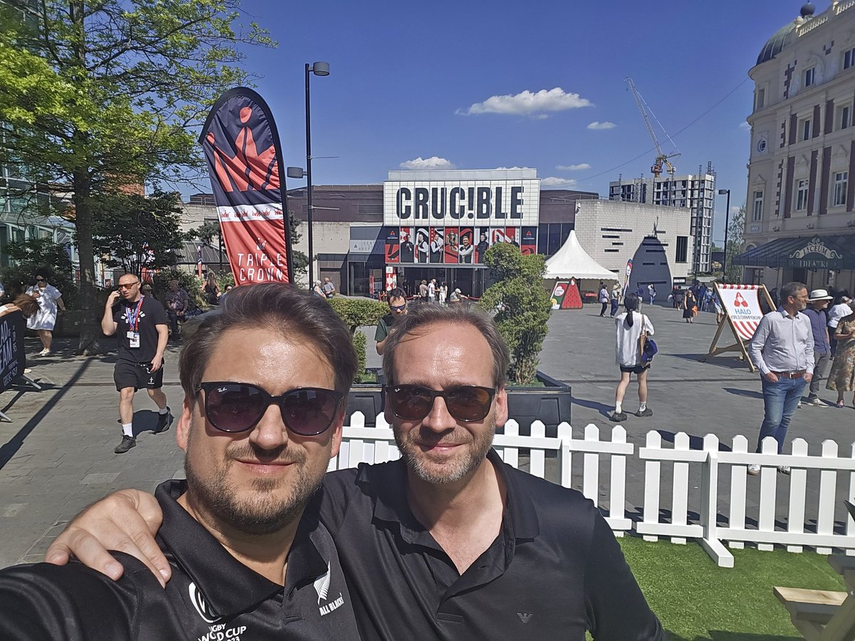 Mañana estaremos por cuarta vez en el Crucible para ver el Campeonato del Mundo de Snooker en directo. Creo que volveremos a ser los únicos españoles en la sala. Un Trump vs Williams. <a href="/sergiomguti/">Sergio M. Gutiérrez</a> <a href="/martintxo/">Martín Pérez</a> <a href="/ArturoPerezGil/">Arturo Pérez Gil</a>