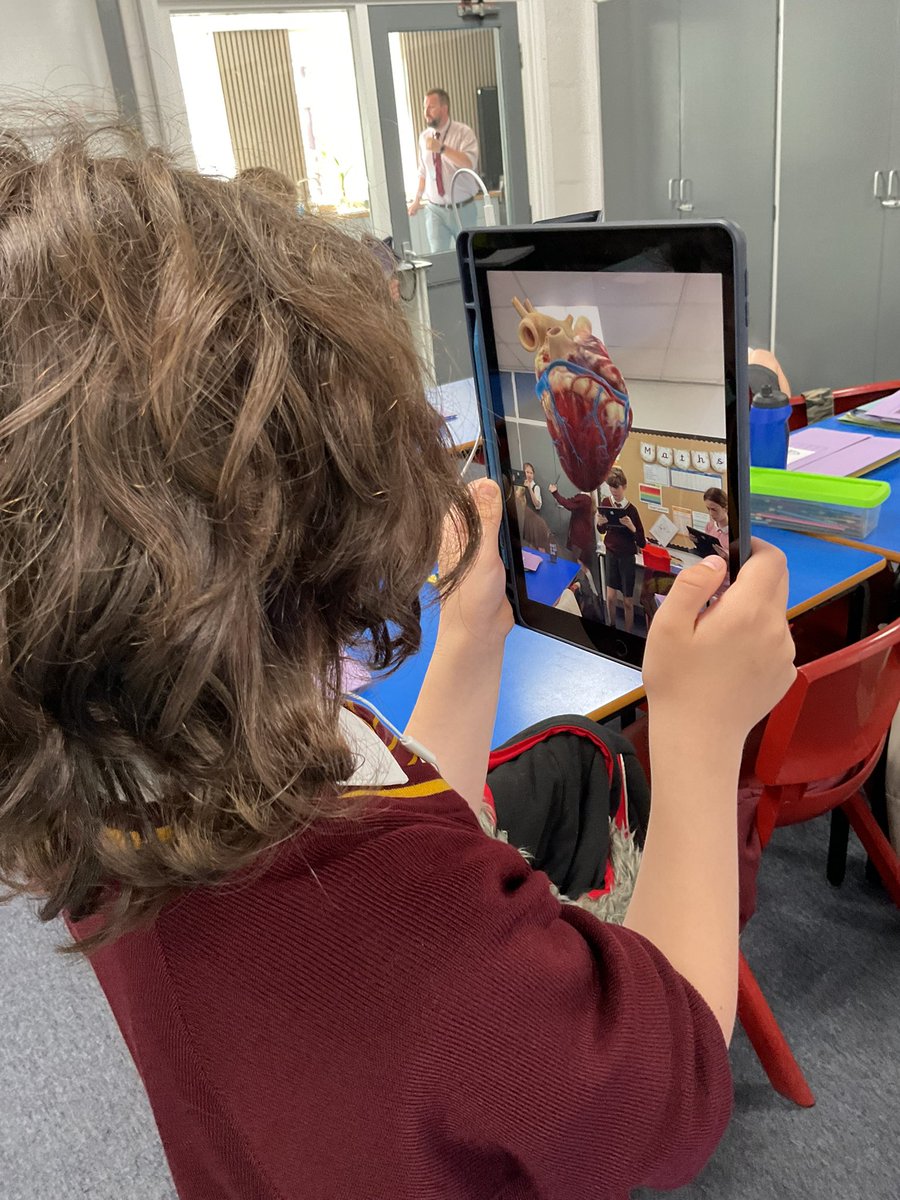PDA_Y6's tweet image. We loved developing our learning about the heart by delving deeper…. inside it using an AR heart app! We could see the heart beat and all the arteries and veins connecting our incredible circulatory system! #pdascience
