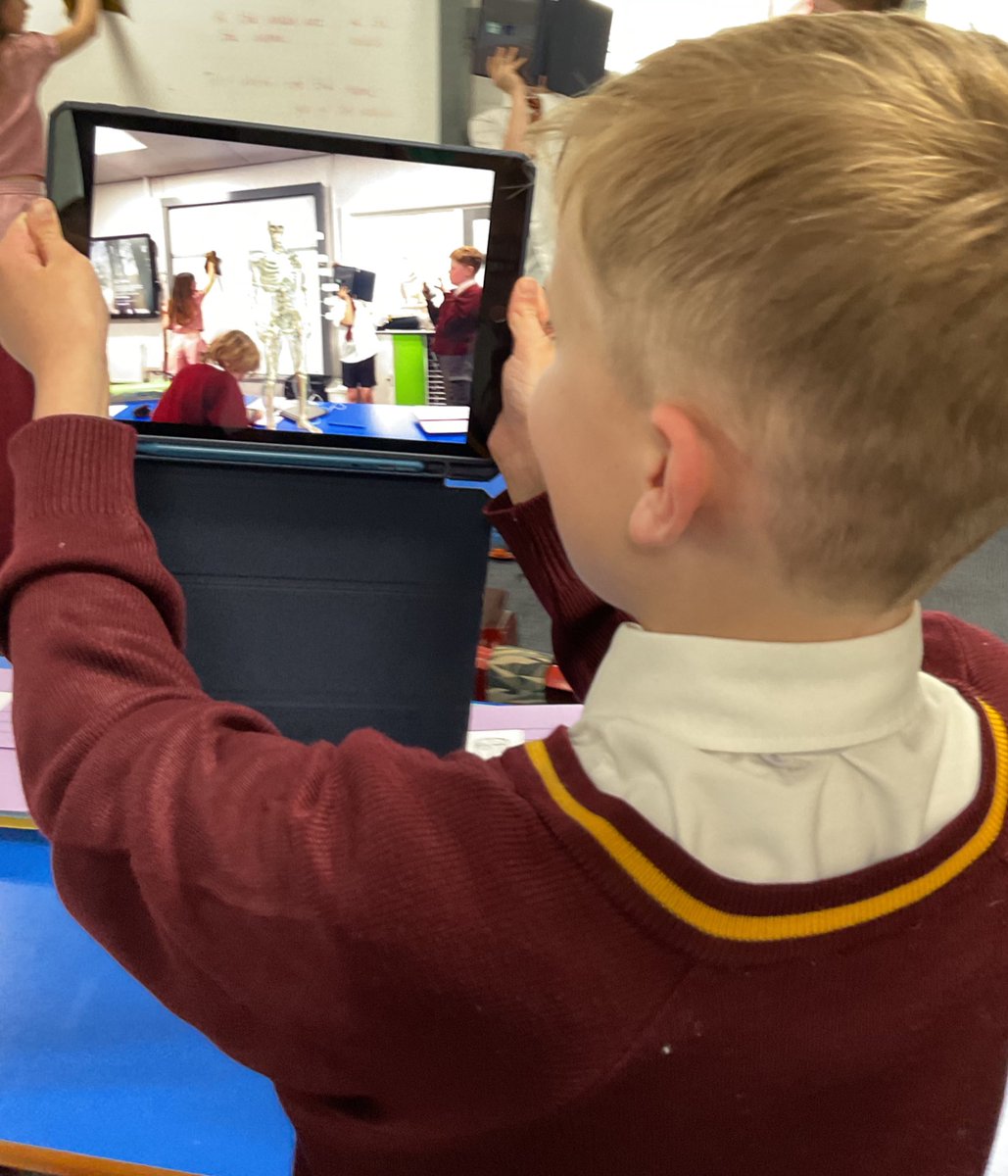 PDA_Y6's tweet image. We loved developing our learning about the heart by delving deeper…. inside it using an AR heart app! We could see the heart beat and all the arteries and veins connecting our incredible circulatory system! #pdascience