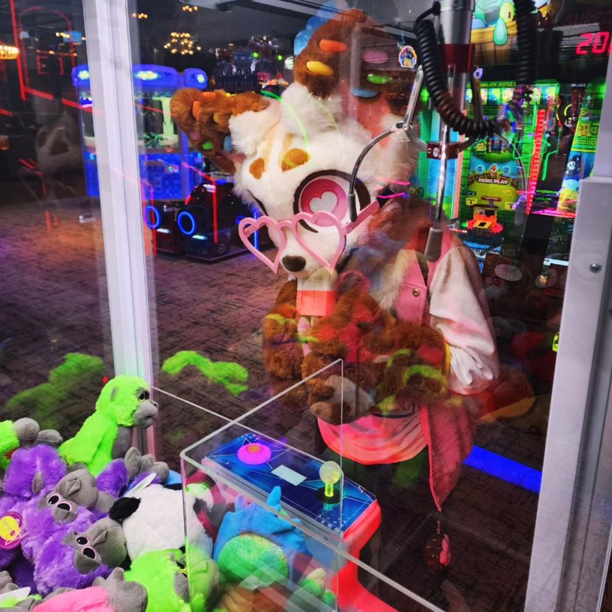 foxopfurs's tweet image. arcade photos with friends!
๐ธ - @NibbleNewt
#furry #fursuit #sweettart #furryfandom #fursuiter
