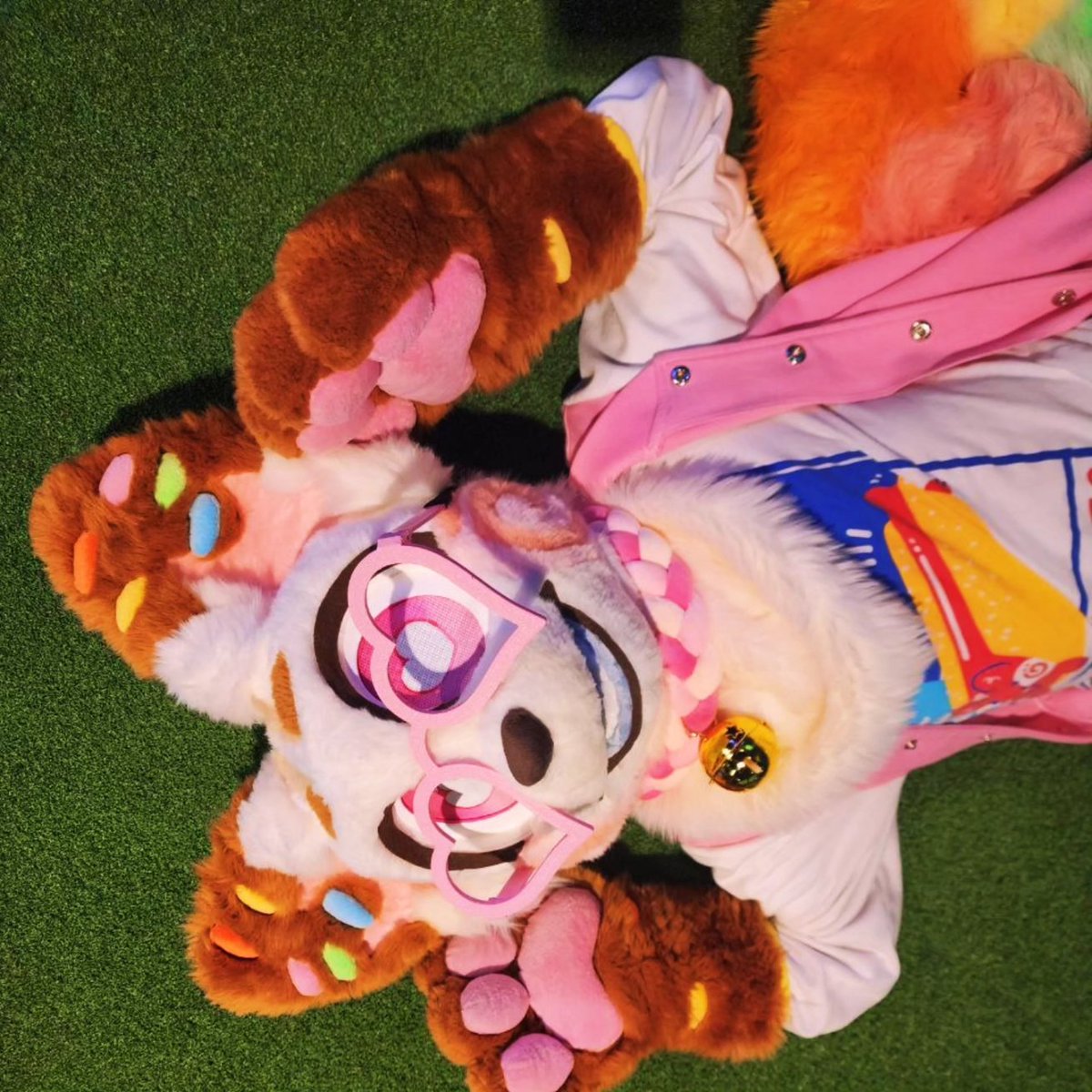 foxopfurs's tweet image. arcade photos with friends!
๐ธ - @NibbleNewt
#furry #fursuit #sweettart #furryfandom #fursuiter