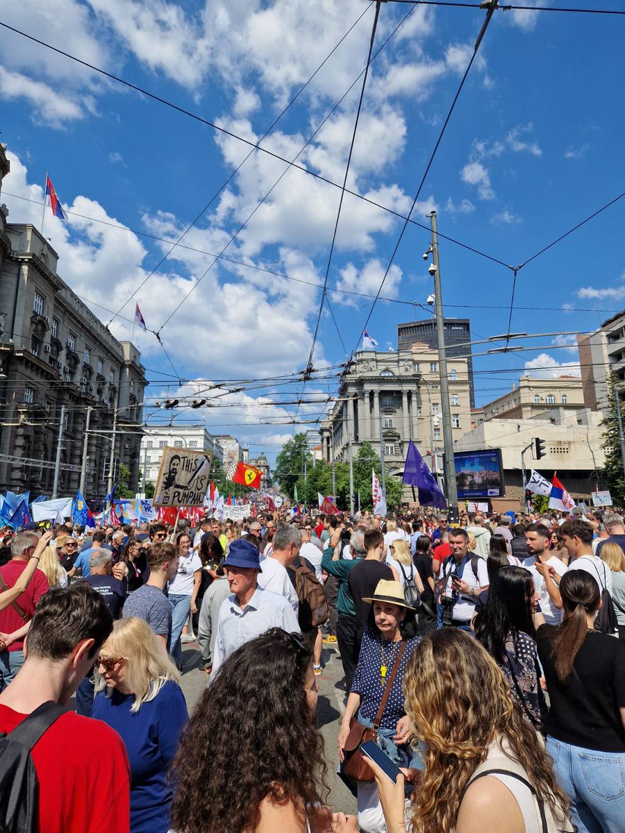 Srđan Milivojević (@srdjanmil037) on Twitter photo Lopovski režim je zaprepašćen brojem prisutnih građana na prvomajskom protestu. Lopovski režim je zaprepašćen brojem prisutnih građana na prvomajskom protestu.