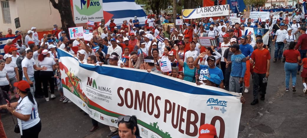 ComiteUJCIsla's tweet photo. Los trabajadores del la #UJCIsla, presentes en el desfile este #1Mayo junto al pueblo pinero, demostrando su apoyo al #PCC , a la Revolución y a nuestro Presidente, porque #PorCubaJuntosCreamos #UJCdeCuba @DayneSabado @MeyvisEstevezE https://t.co/WGCOgkmePj