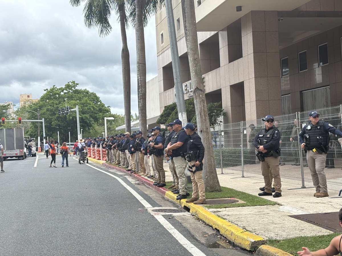 NellieZPIP's tweet photo. Tremendo despliegue ee policías en una manifestación pacífica … mientras el crimen ocurre en todas las esquinas y hasta en las entrañas de sus jefes. https://t.co/2pCYJowRUj