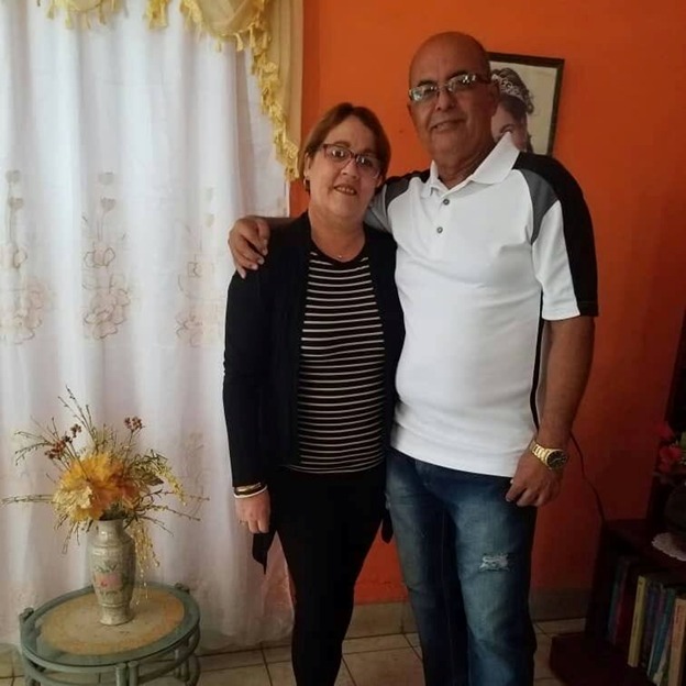 En 2017, publicó un artículo titulado “Fidel, el primero en todo”, donde afirmaba que Castro estaba “sentado, vigilante, junto a Martí, en el Olimpo sagrado de los héroes de la Patria”. Y remataba con fervor: “Ahora todos somos Fidel”. Hoy está en Miami viviendo de los cupones de