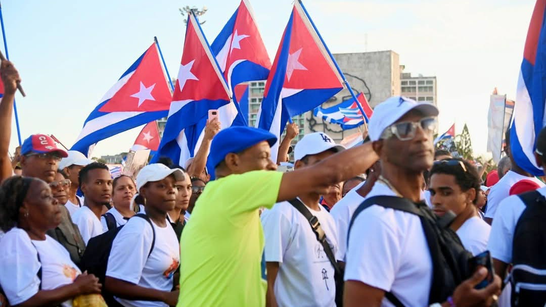 Un pueblo heroico, que "con sentido del momento histórico" respaldó la Revolución con su masiva participación este #1Mayo: más de 600 mil desfilaron en La Habana y más de 5,3 millones en toda #Cuba. ¡Felicidades! #PorCubaJuntosCreamos