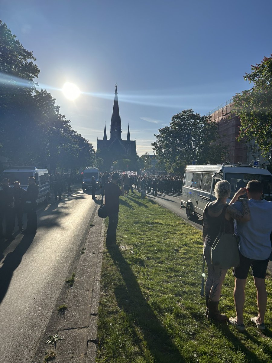 Noch stockt es am Südstern.
Mal werden 3 Meter gelaufen, mal fährt die Polizei 10meter vor. 
Aber losgehen ist anders. 
#berlin #b0105 #kreuzberg #r1mb