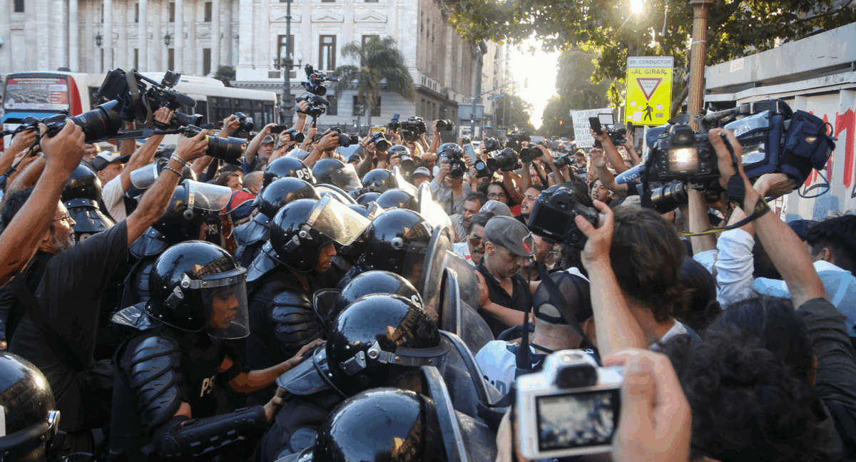 #LaTribuNoticias 🔴“Es importante visibilizar la violencia hacia la prensa” 🗣️ Escuchá a <a href="/AguLecchi/">Agu Lecchi</a> de <a href="/sipreba/">SiPreBA - Sindicato de Prensa de Buenos Aires</a> analizar la situación de reiterada y sistemática violencia hacia la prensa.

👉Nota completa: fmlatribu.com/noticias/es-im…