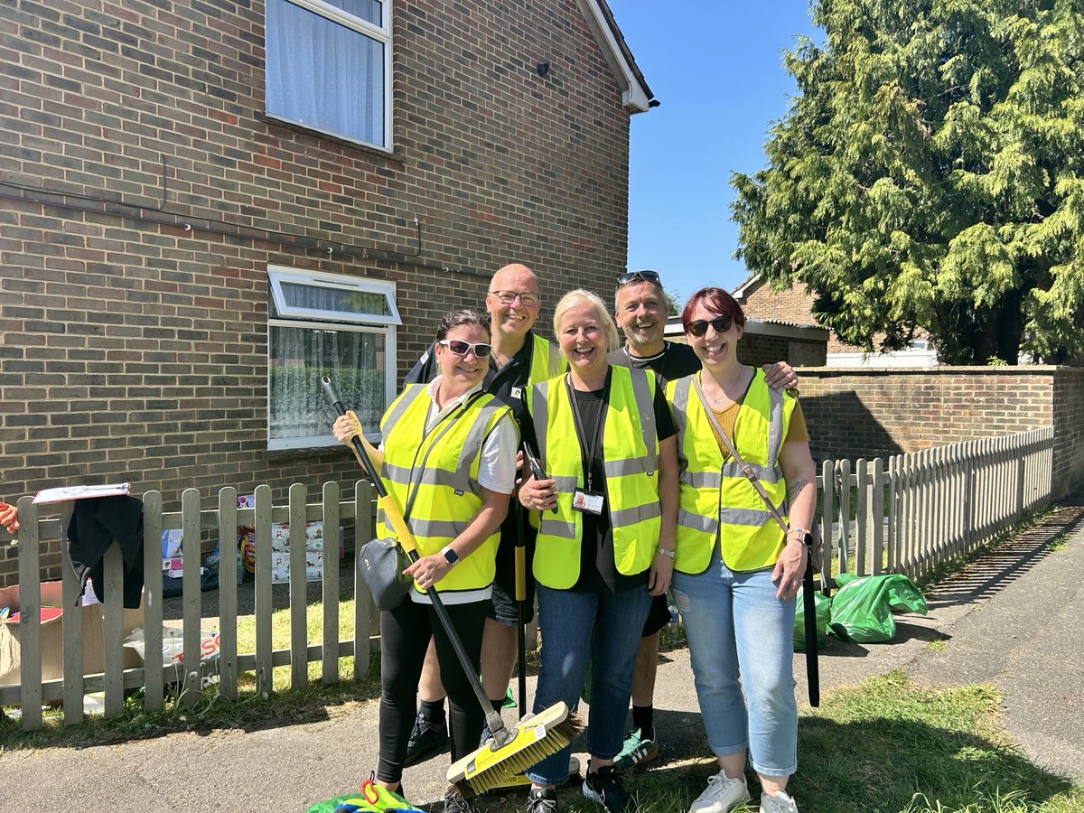 Yesterday, we visited Stane Street Close in Pulborough for a spring clear up in the sunshine. Read the full article here: saxonweald.com/news/a-sunny-l…

#CommunitySpirit #LoveYourEstate