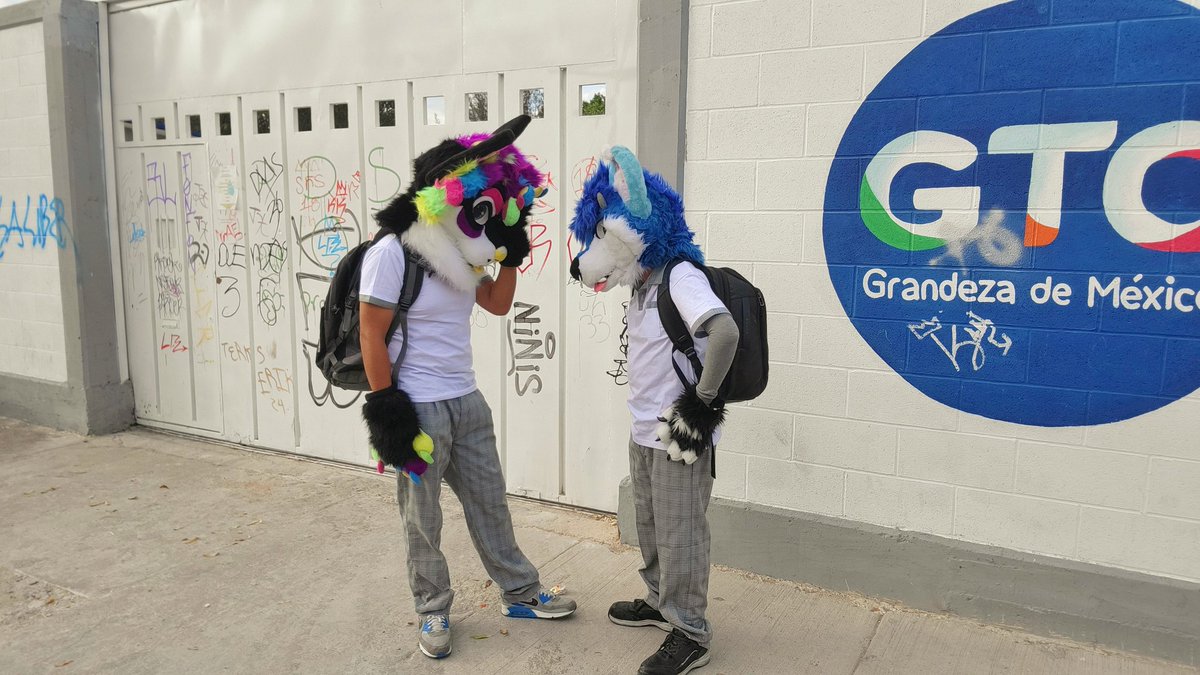 Weee por eso te dije que ya no estuviéramos faltando a  clases, Hoy era de asueto

Y ya listos para ir a #Pawercon , #FursuitFriday adelantado