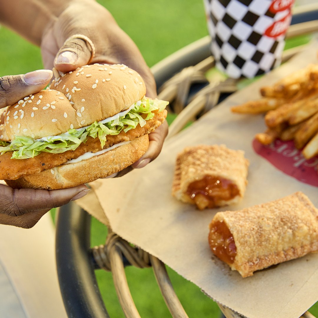 Our $4 Unbeatable Meal Deal comes with your choice of a Spicy Chicken Sandwich or a Cheese Double plus fries, a fountain drink &amp; apple pie… but the real question is:
Spicy Chicken 🔥 or Cheese Double 🍔 ? #checkersrallys #4unbeatablemealdeal