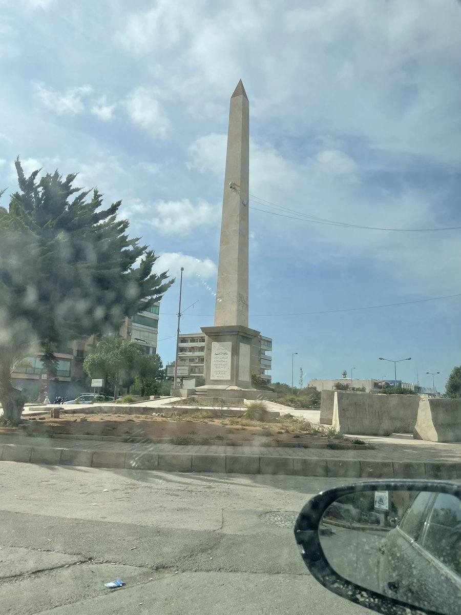 بوقت ما بقي شي بسوريا بيحمل اسمه او ذكراه. بعد عنّا نصب بإسم حافظ الأسد، على مستديرة السفارة الكويتية. هيدا غير الطرقات والتماثيل بغير مناطق. 

سخرية القدر انو تم افتتاحه برعاية الرئيس الشهيد رفيق الحريري. 
تغيير اسمه او ينشال بعتقد صار ضرورة. حقبة ظلماء في تاريخنا القريب.