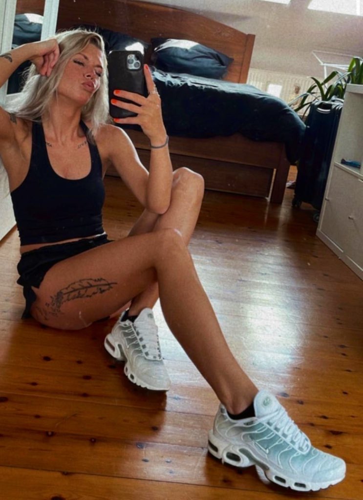 TechGoddesjay's tweet image. Weiß deine Frau eigentlich, was sie für einen zahlgeilen Fickversager geheiratet hat??😂

#findom