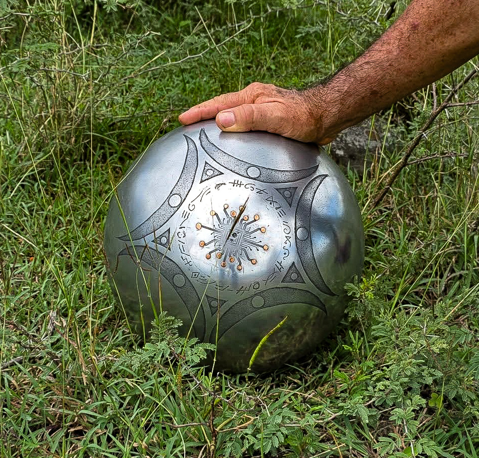 OvniChile1's tweet image. 🛸 Una esfera metálica descendió en Buga, Colombia.
Un hombre la filmó, la recuperó… y desde entonces su salud se ha deteriorado.
La esfera pesaba 1,5 kg, ahora 9 kg.
Tiene grabados extraños.
¿Manipulación? ¿Tecnología no humana?
👁‍🗨 ¿Qué opinas tú?
#OVNI #Colombia #Buga