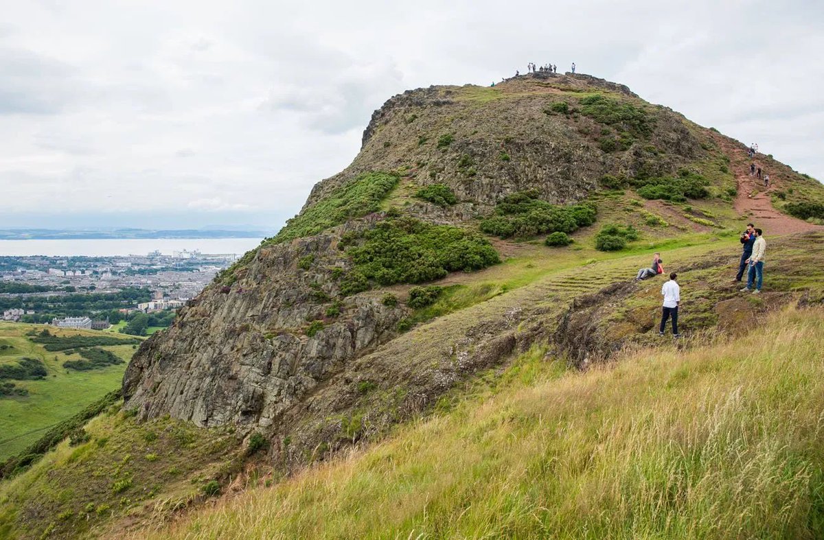 SelineSigil9's tweet image. Edinburgh poet Rober Fergusson wrote about Beltane face washing in 1773. 200 years later 2,000 people climbed Arthur’s Seat on morning of May 1 in 1983.
“The summit of hill was crowded with people old and young” #Folklore #Beltane
