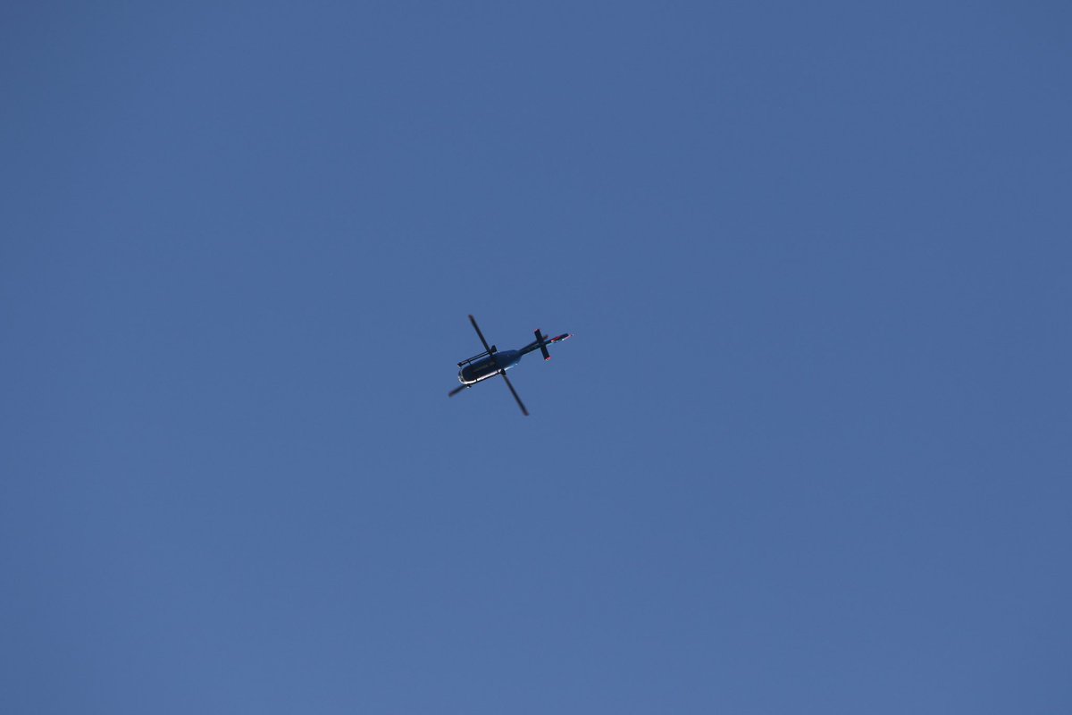 Von der 18 Ihr Demo ist im Moment noch eher wenig zu hören. Es dominieren die Dieselmotoren der Berliner Wannen und der Hubschrauber.

#berlin #b0105 #kreuzberg #r1mb