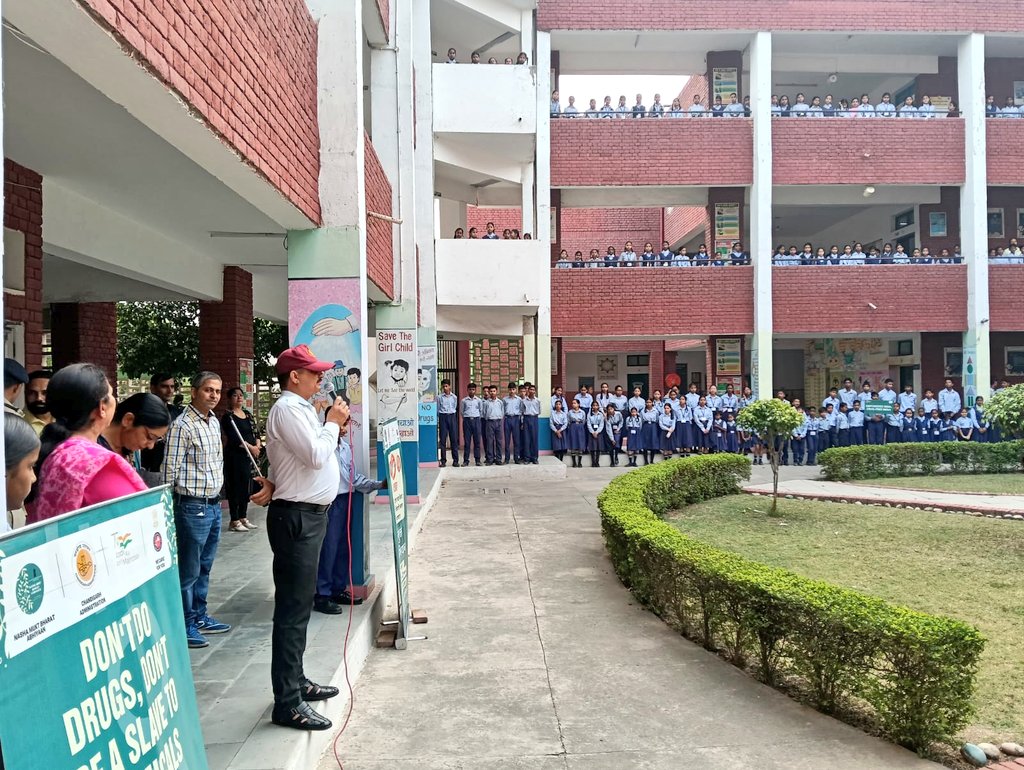 Samavesh (@samavesh_chdpol) on Twitter photo Building a Drug Free Tomorrow!
<a href="/ChdPol/">Chandigarh Police #Citizen First</a> #Samavesh teams of PS-26, 31, 39 & MM held impactful Drug Awareness sessions in Govt. Schools of Sec-28, Ramdarbar, Sec-54 & MHC Manimajra.
Students learned about the dangers of drugs & how to say NO to substance abuse.
#YouthEmpowerment Building a Drug Free Tomorrow!
<a href="/ChdPol/">Chandigarh Police #Citizen First</a> #Samavesh teams of PS-26, 31, 39 & MM held impactful Drug Awareness sessions in Govt. Schools of Sec-28, Ramdarbar, Sec-54 & MHC Manimajra.
Students learned about the dangers of drugs & how to say NO to substance abuse.
#YouthEmpowerment