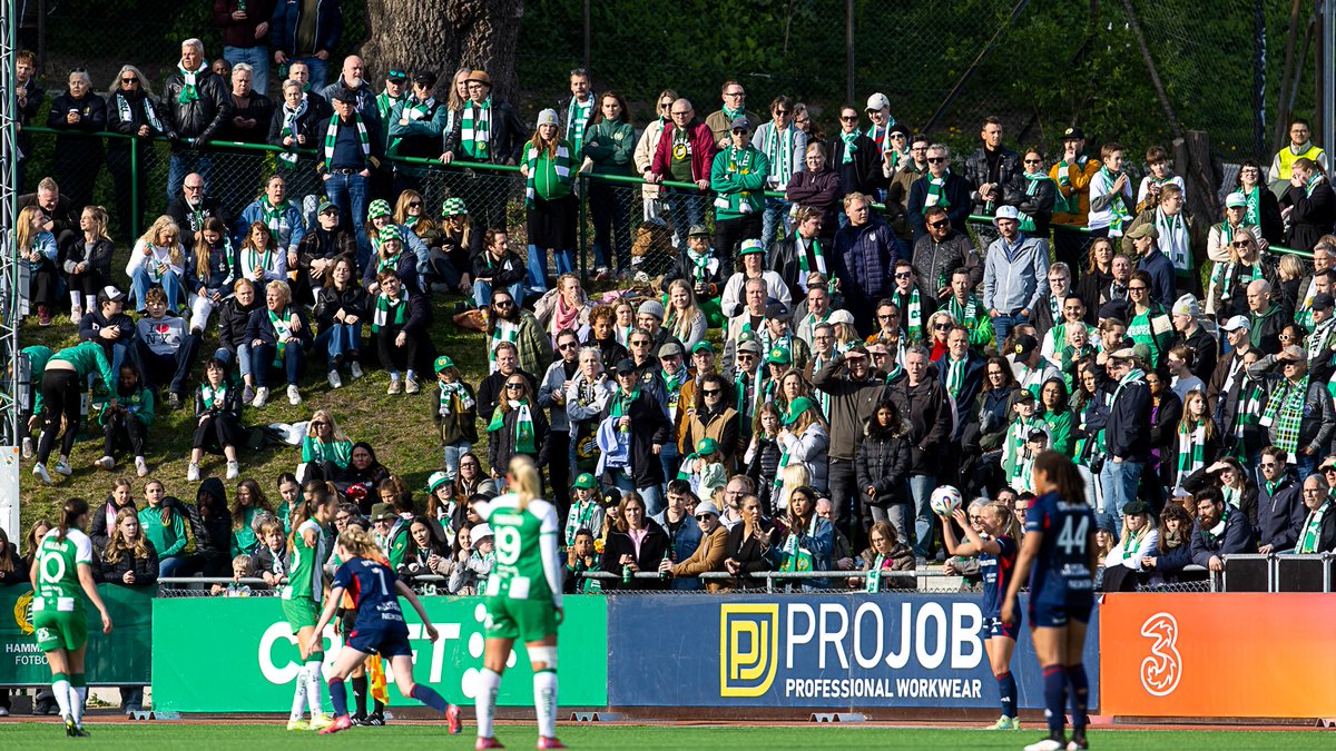 hammarbyfotboll's tweet photo. 3238 samsades om utrymmet denna eftermiddag – fler har aldrig sett Hammarbys damer lira på Kanalplan! Stort tack och på återseende. 💚

#Bajen https://t.co/BTKjxqrdvf