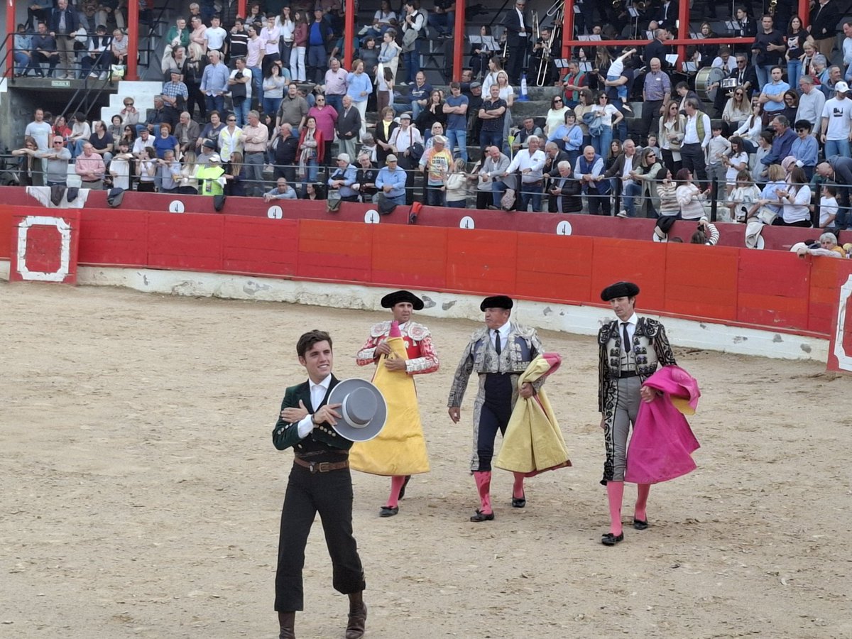 Manuel Sagüés Lacasa (@manuel_sagues) on Twitter photo Guillermo, tres orejas en total saldrá a hombros. Herida en ojo derecho al golpearse con una banderillas montando a Berlín <a href="/NoticiasNavarra/">Diario de Noticias</a> Guillermo, tres orejas en total saldrá a hombros. Herida en ojo derecho al golpearse con una banderillas montando a Berlín <a href="/NoticiasNavarra/">Diario de Noticias</a>